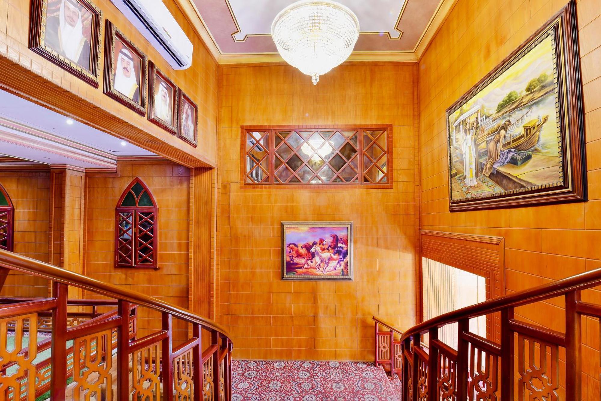 Capital O 125 Moon Plaza Hotel 3*