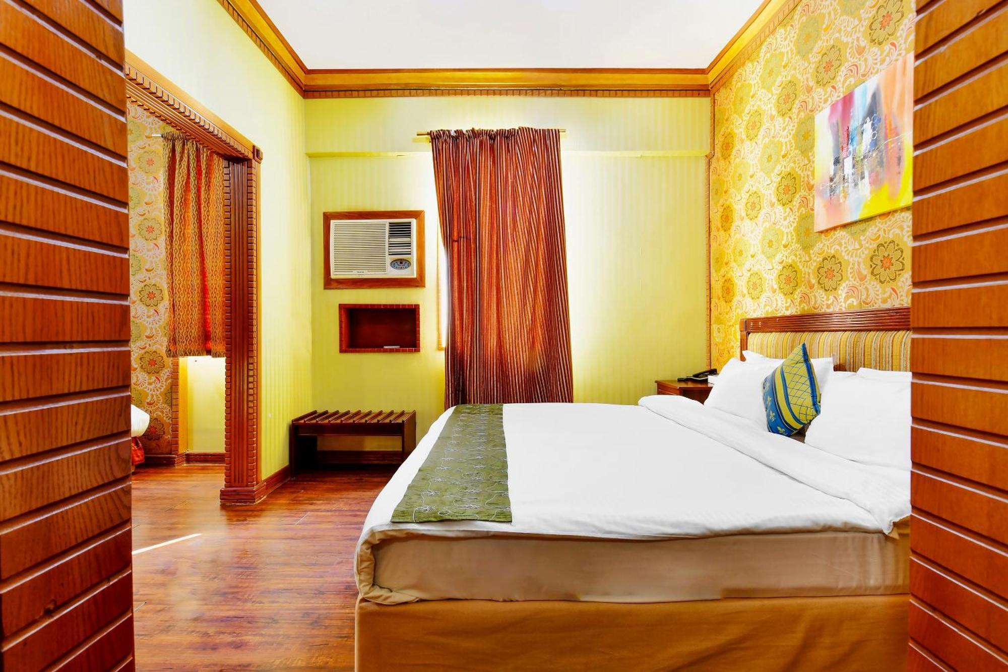 Capital O 125 Moon Plaza Hotel 3*