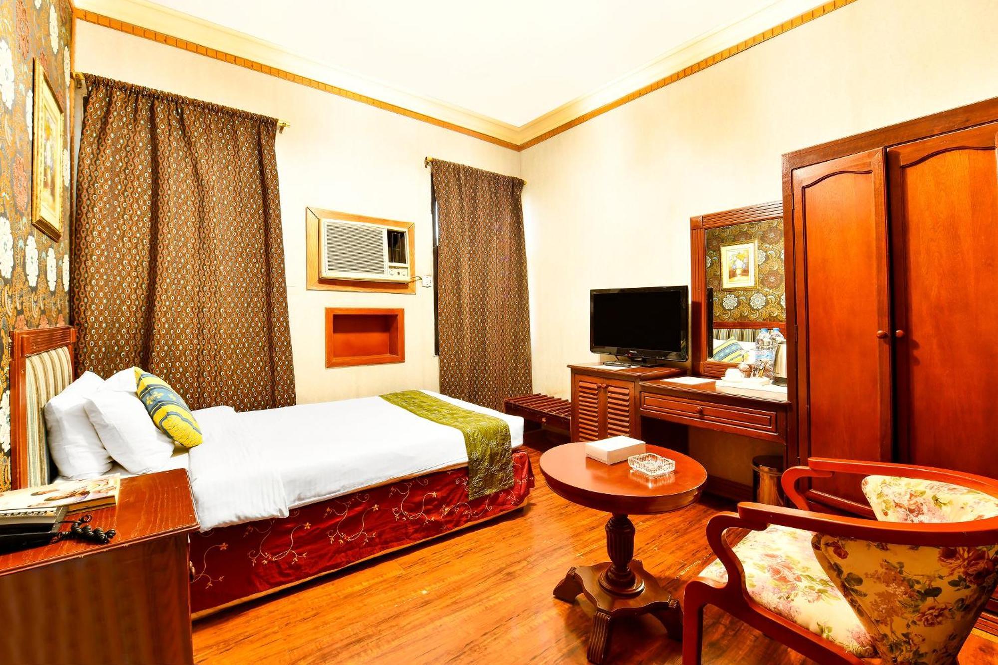 Hotel Capital O 125 Moon Plaza 3*