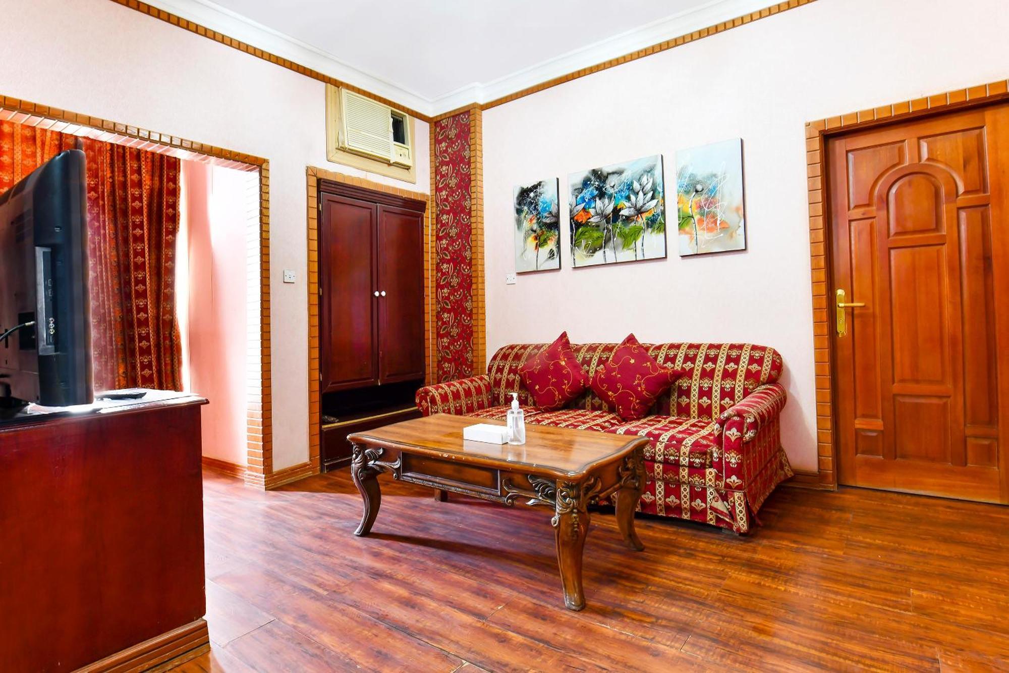 Hotel Capital O 125 Moon Plaza